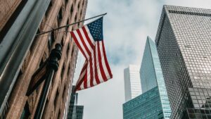 Imagem de via pública dos Estados Unidos. há uma bandeira pendurada no alto de um prédio