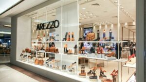 Arzz3 - Frente da loja Arezzo. Há vários calçados em exposição, sobretudo femininos