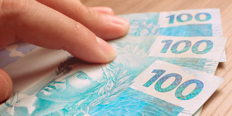 renda extra - Imagem de várias notas de cem reais