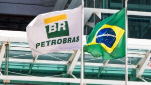 Bandeira da Petrobras (PETR4) ao lado de bandeira do Brasil dividendos petróleo