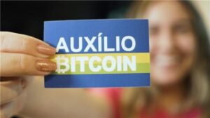 Mulher loira mostra papel do Auxílio Bitcoin