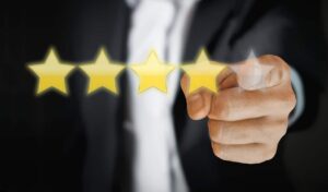 Imagem representando o Rating, mostrando uma pessoa selecionando uma nota em estrelas.