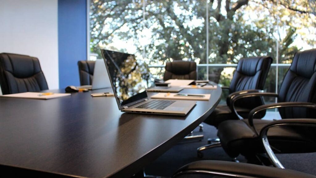 Imagem representando o COPOM, mostrando uma sala de reunião executiva. mercado fomc super quarta