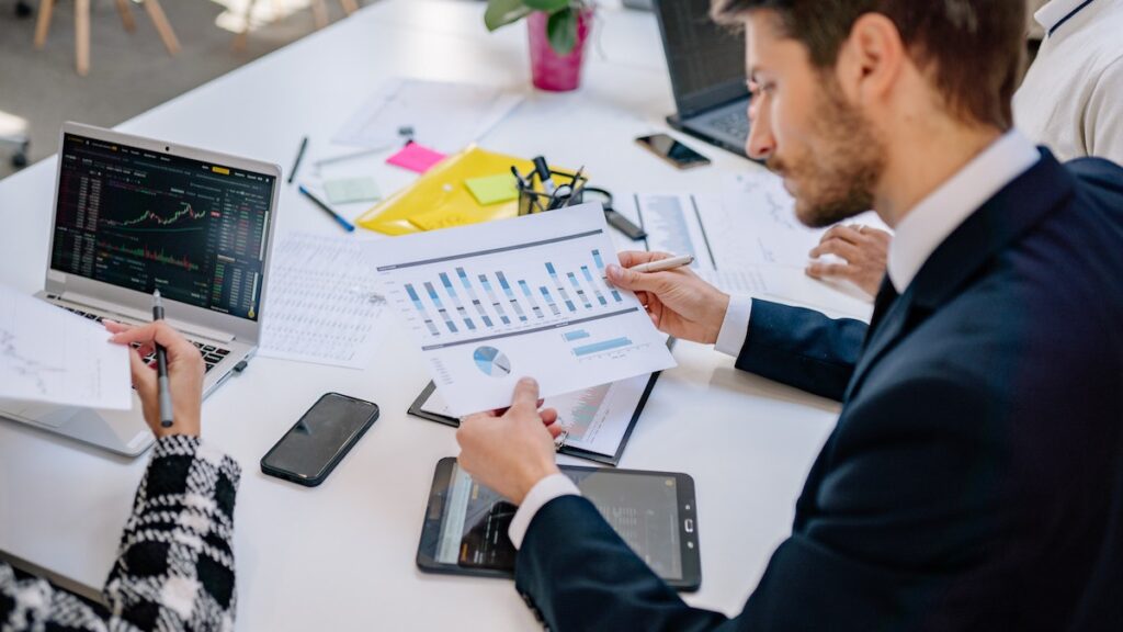 Imagem representando um investidor qualificado, mostrando um investidor analisando dados financeiros em uma mesa. mercado