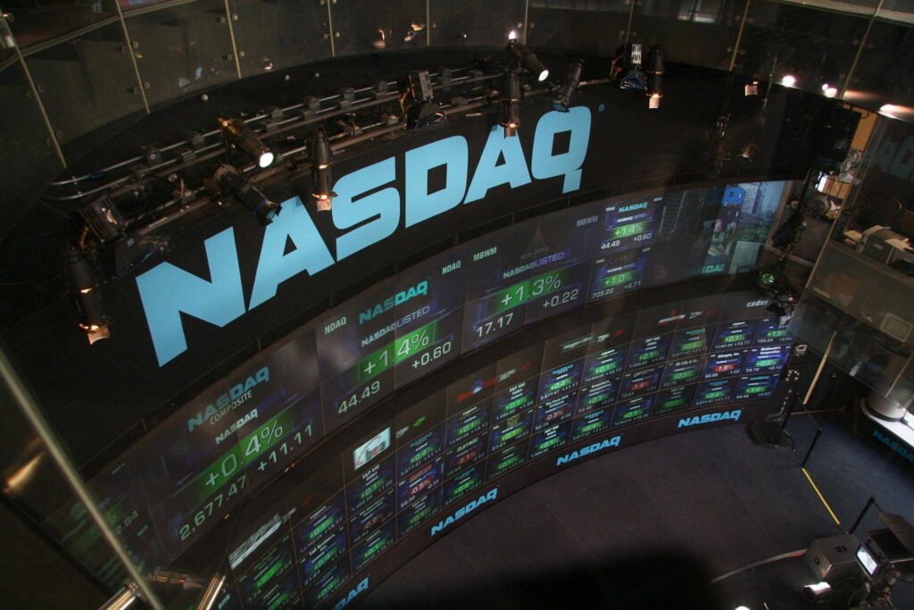 Imagem representando a NASDAQ, mostrando uma imagem interna de um painel de cotações da Nasdaq.