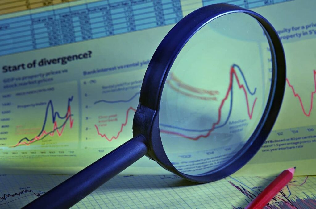 Imagem representando a vantagem competititva, mostrando uma lupa examinando dados de duas empresas em um gráfico. mercado dados econômicos agenda