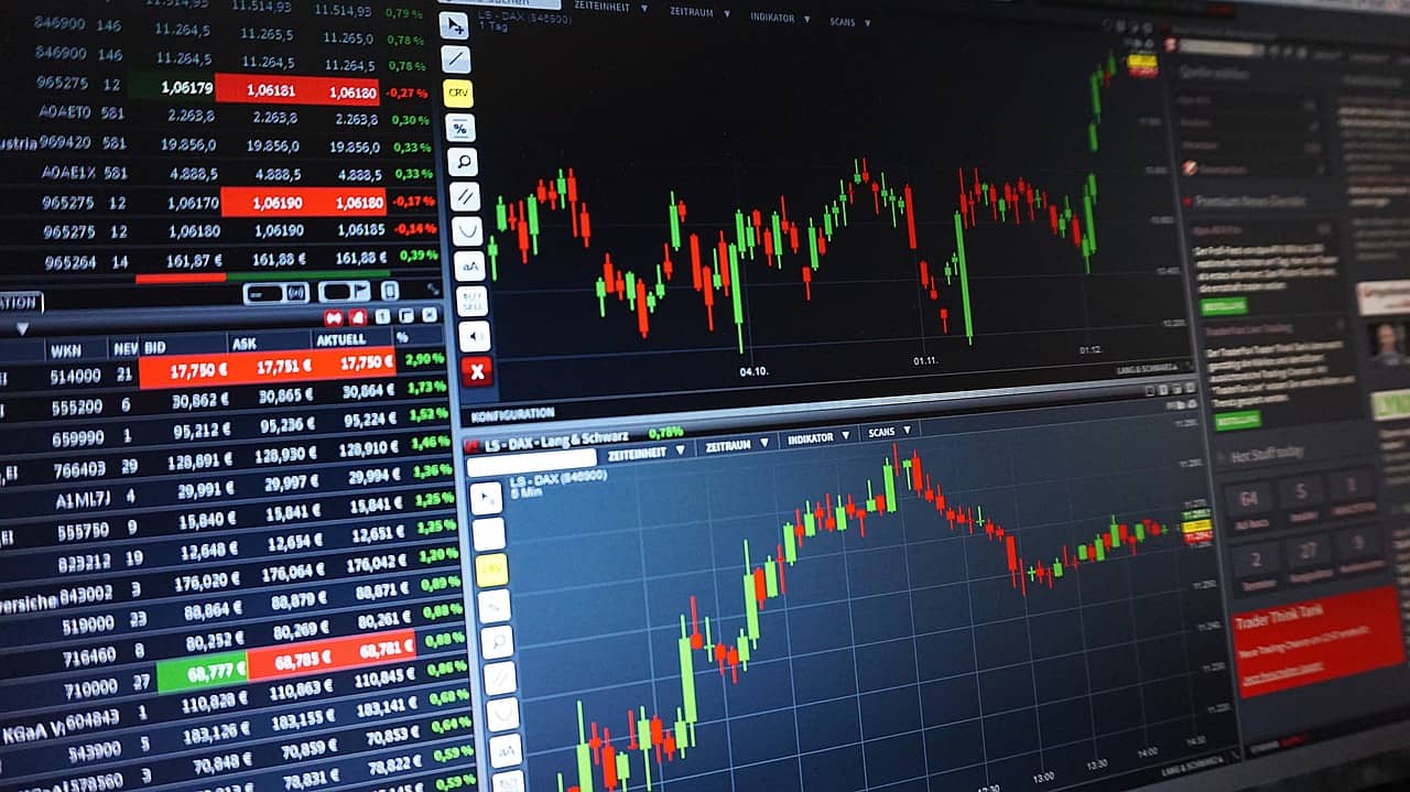 Imagem representando o aftermarket, mostrando uma tela com indicadores e gráficos financeiros.