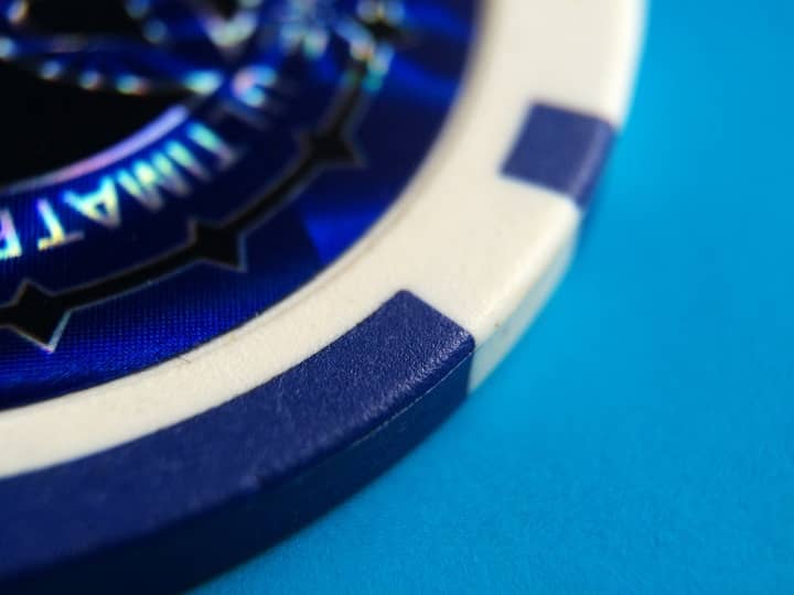 Imagem representando as ações blue chips, mostrando uma ficha azul que simboliza esse tipo de ação.