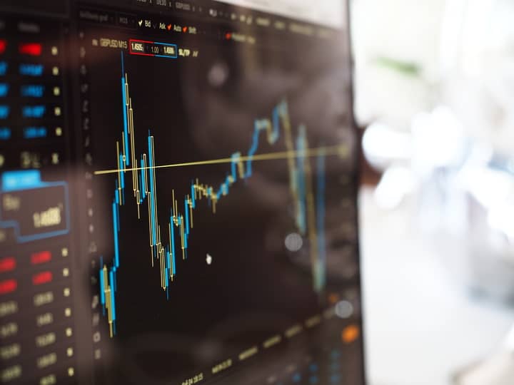 Imagem representando o mercado financeiro, mostrando uma tela com gráficos e indicadores financeiros.