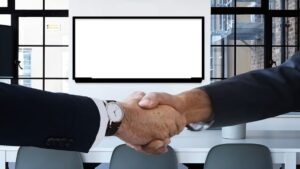 Imagem representando a governança corporativa, mostrando dois empresários entrando em acordo.