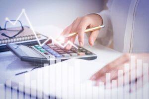 Imagem representando o IGP-DI, mostrando uma pessoa calculando índices e inflação. mercado