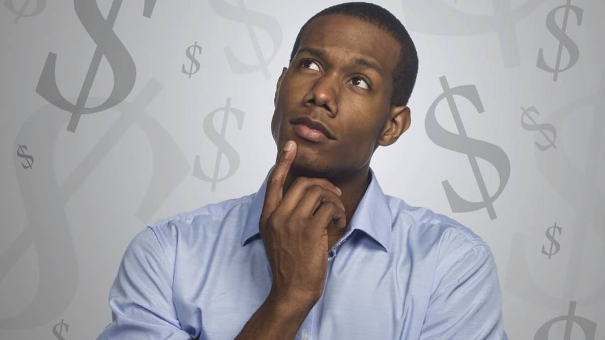 Imagem representando a inadimplência, mostrando uma pessoa refletindo sobre suas finanças.