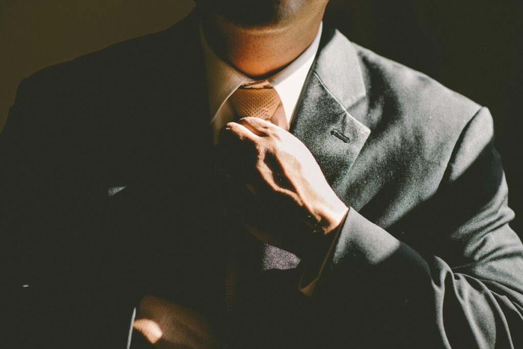 Imagem representando um investidor qualificado, mostrando uma pessoa vestida para trabalhar e fazer negócios. ruído sinal