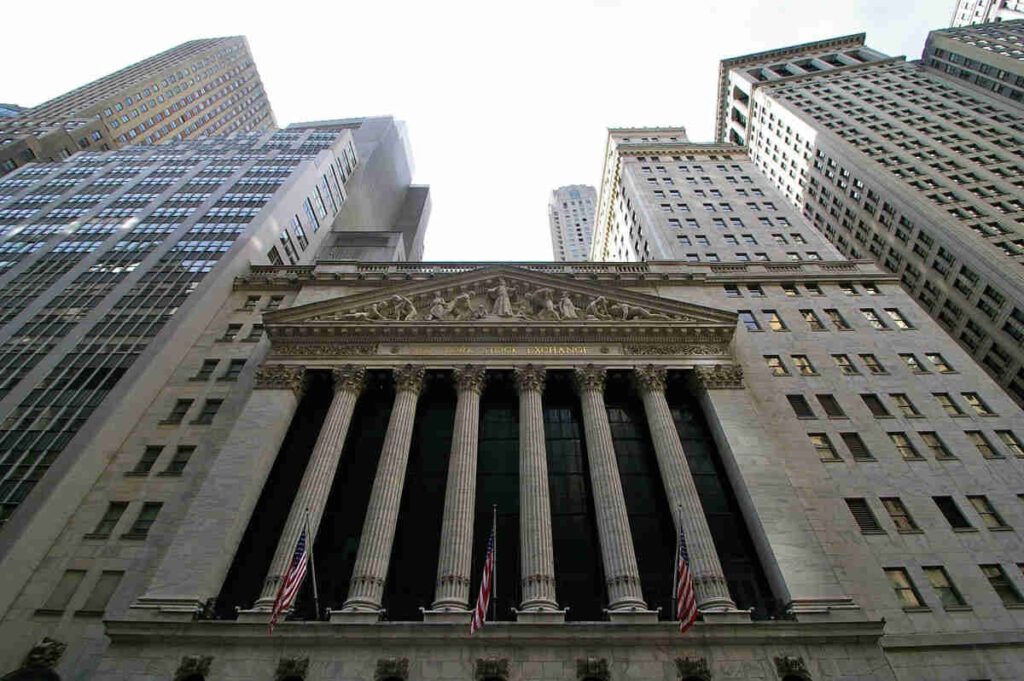 Imagem representando o investidor institucional, mostrando a fachada de uma instituição financeira.