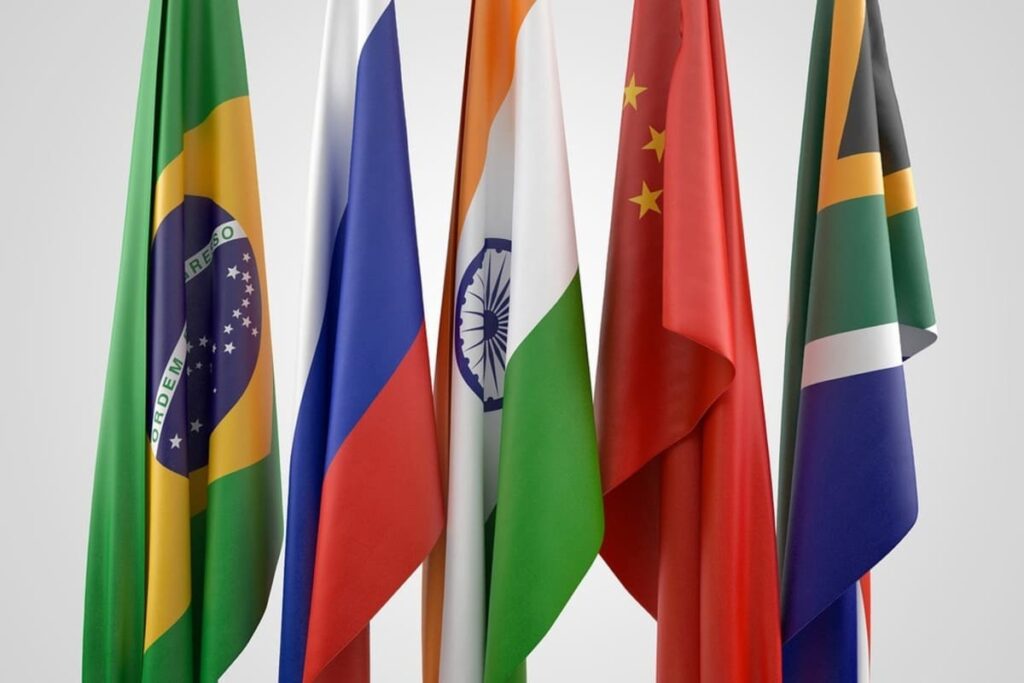 Imagem representando os países emergentes, mostrando bandeiras do Brasil, Rússia, Índia, China e África do Sul.