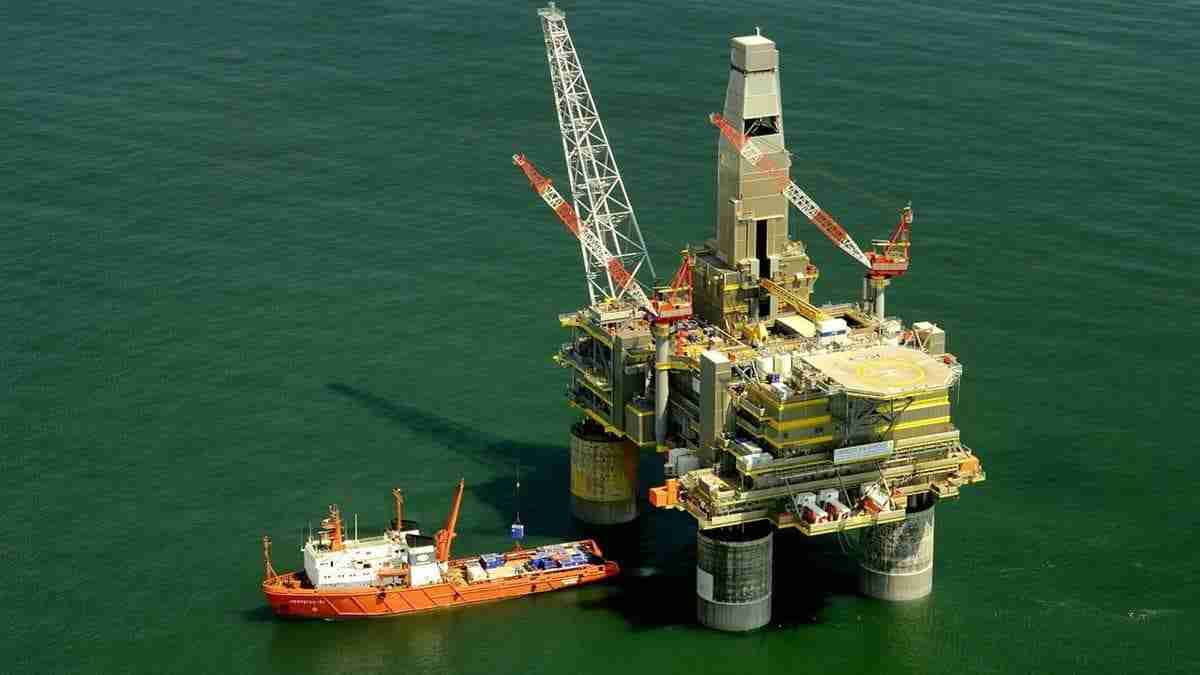 Imagem representando o investimentos em petróleo, mostrando uma plataforma de petróleo.