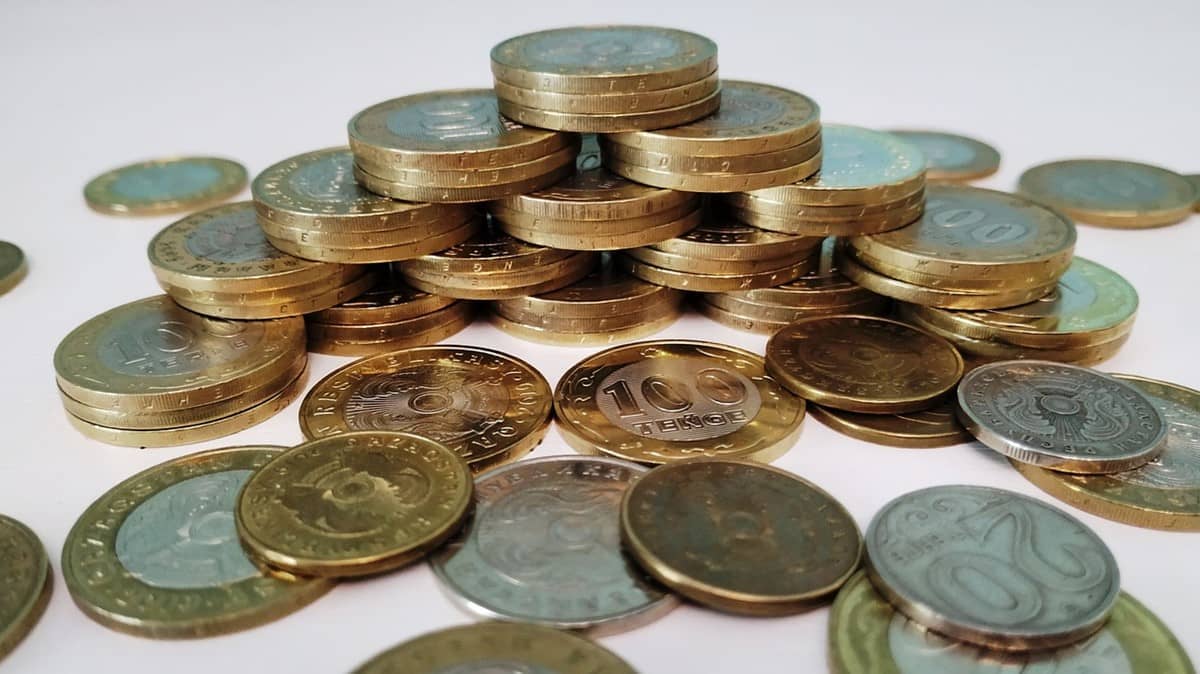 Imagem representando uma pirâmide financeira, mostrando uma pilha de moedas no formato de pirâmide.