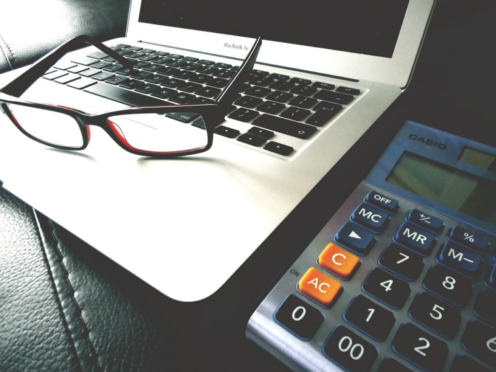 Imagem representando a CPA-20, mostrando um computador e uma calculadora financeira.