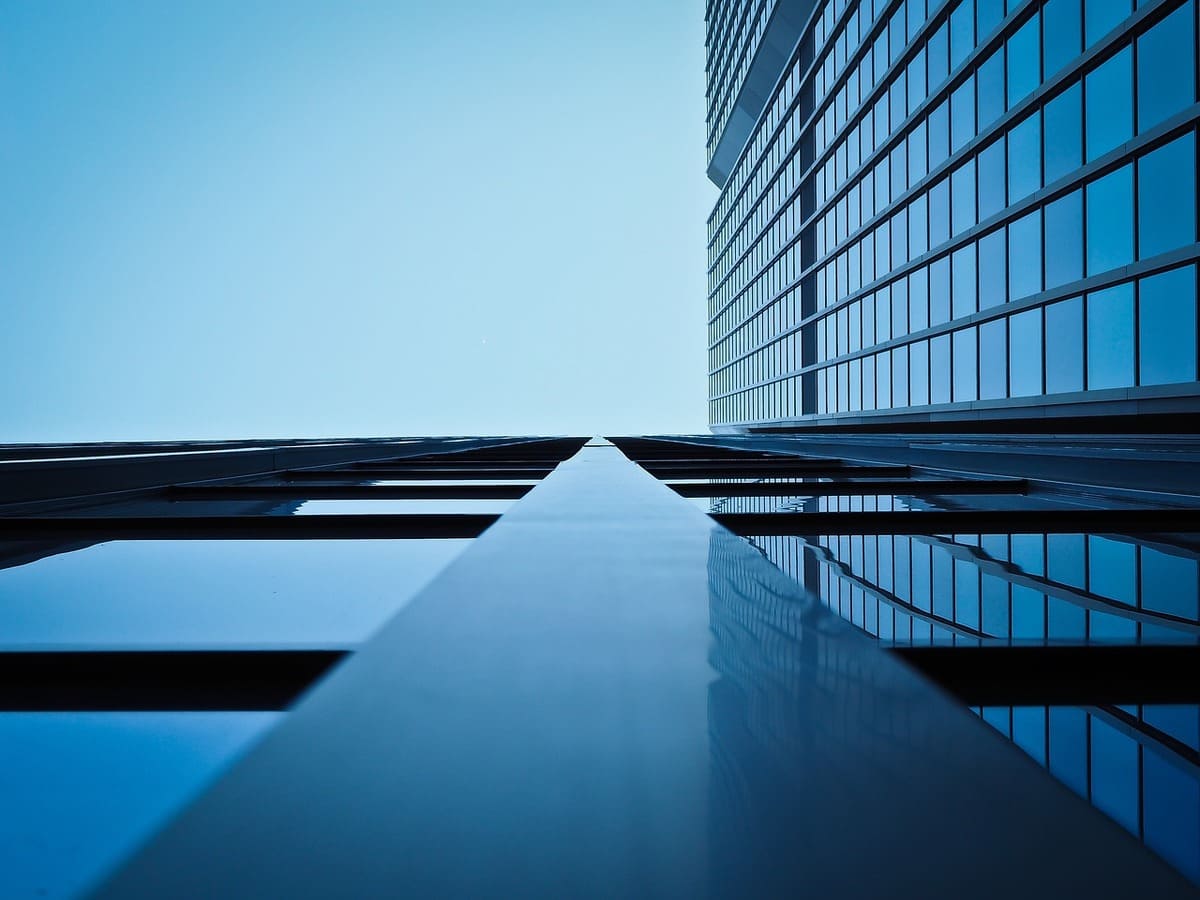 Imagem representando o CNPJ de FIIs, mostrando um prédio corporativo.