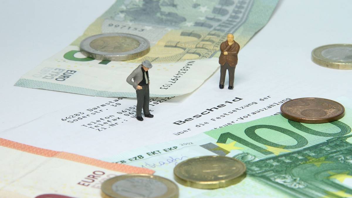 Imagem representando como declarar BDRs no Imposto de Renda, mostrando investidores olhando para notas de moedas estrangeiras, que representam os BDRs.