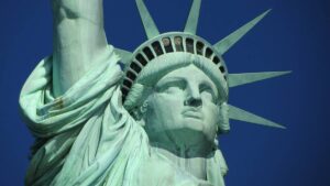Imagem da estatua da liberdade para representar como declarar ações no exterior.