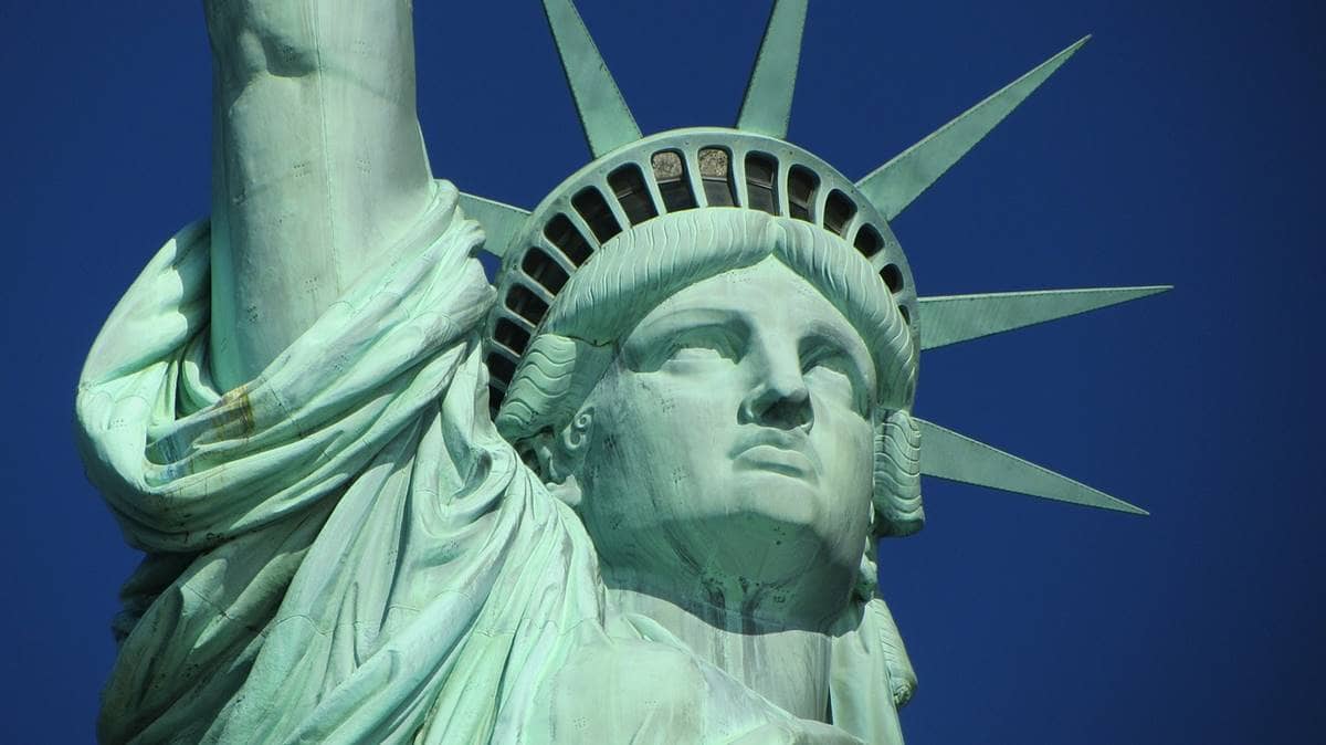 Imagem da estatua da liberdade para representar como declarar ações no exterior.