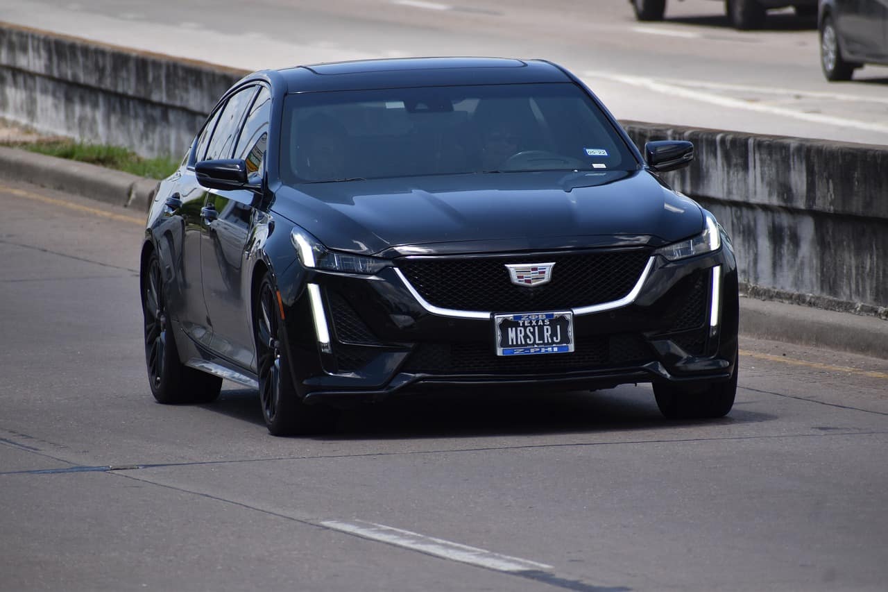 Imagem de um carro preto para representar como declarar consórcio no imposto de renda (IR).