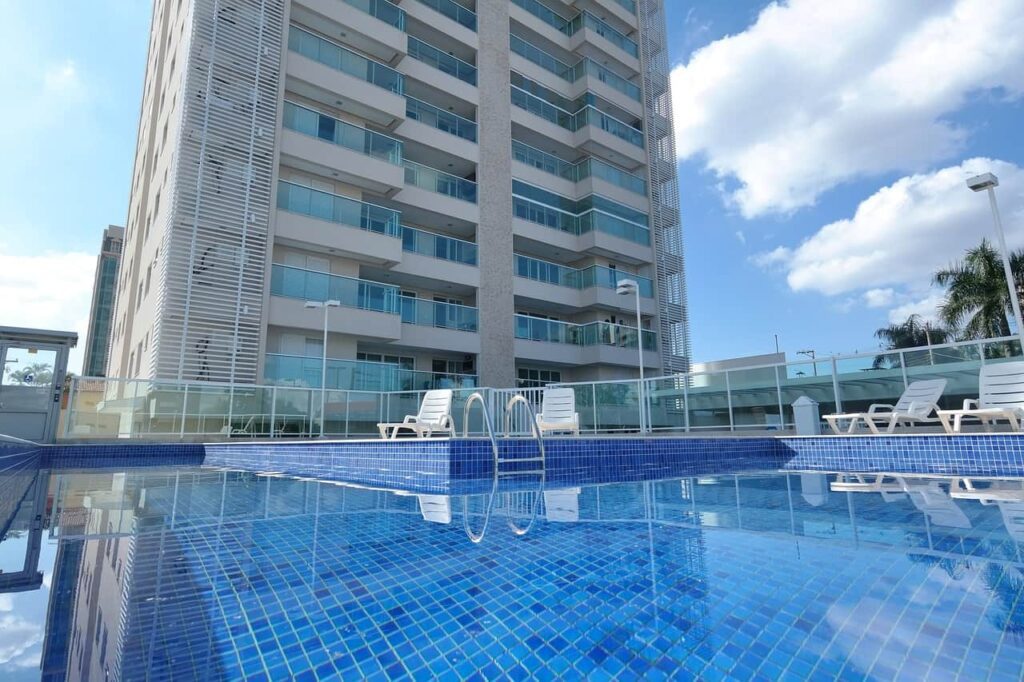 Imagem com um apartamento e piscina representando como declarar herança no Imposto de Renda (IR).