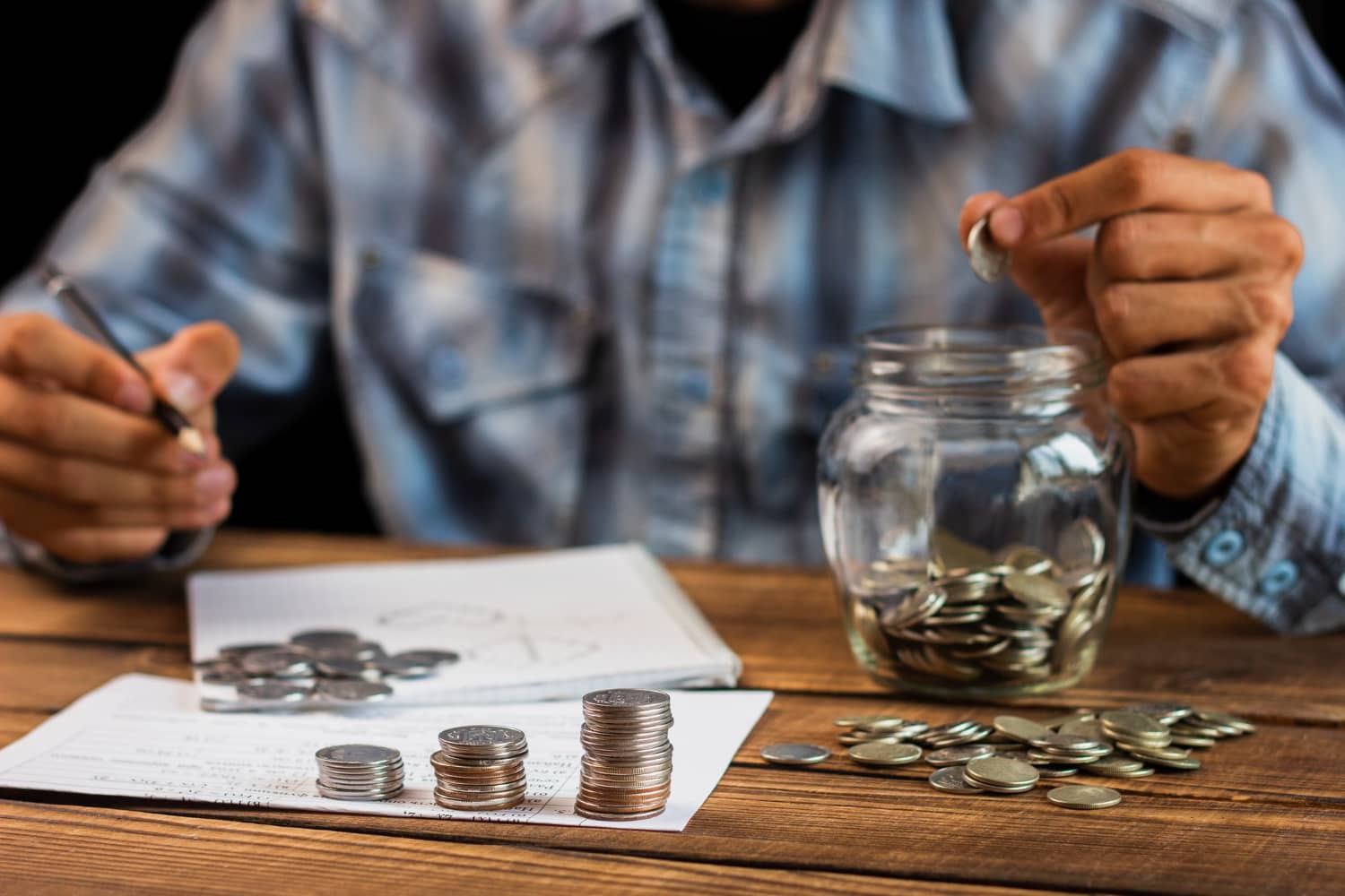Imagem representando como declarar previdência privada no Imposto de Renda, mostrando uma pessoa em uma atividade de economizar dinheiro para sua aposentadoria.