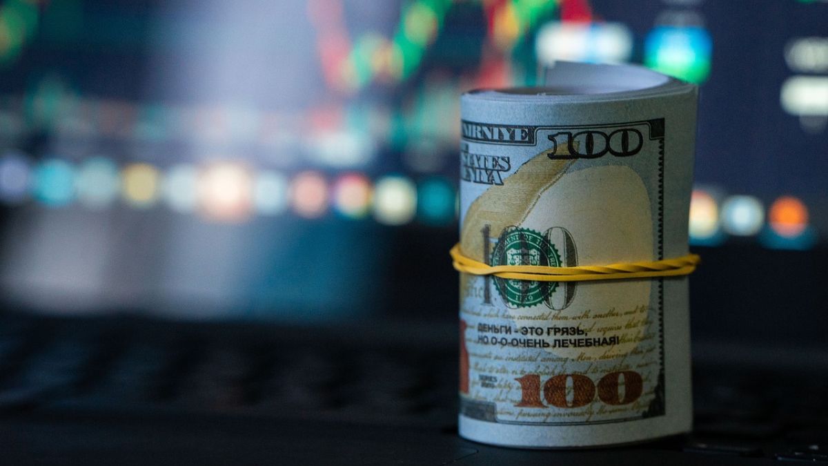 Real cai 4,5% frente ao dólar em abril: Empiricus mostra como proteger o seu patrimônio nesse cenário