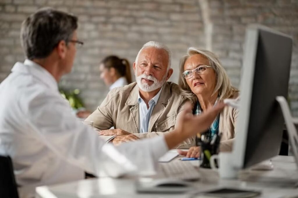 Imagem com duas pessoas conversando com um profissional de seguros para representar como declarar VGBL no Imposto de Renda (IR).