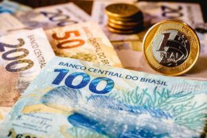 Imagem representando o Sistema Financeiro Nacional, mostrando notas e moedas brasileiras.