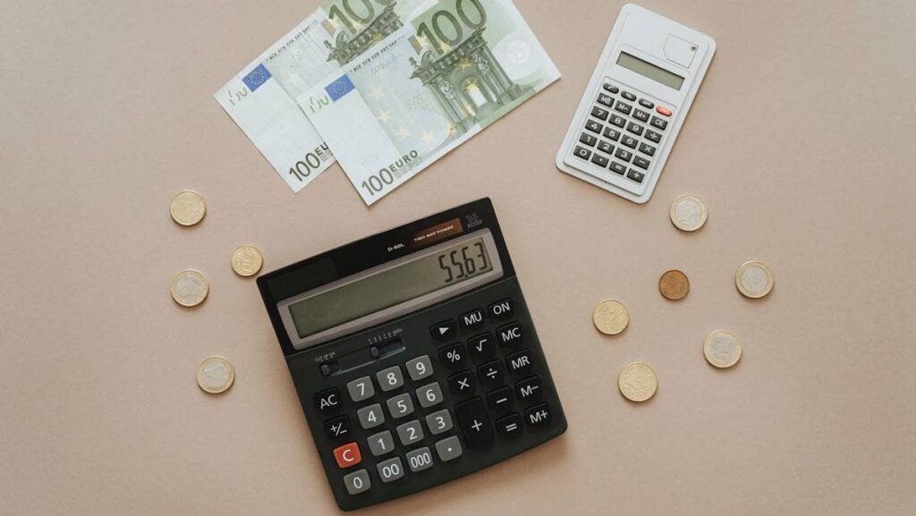 Imagem com calculadoras e dinheiro para representar a tributação do VGBL