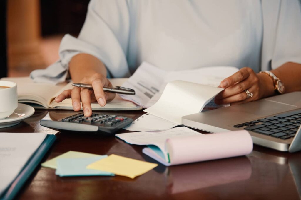Imagem de uma pessoa fazendo contas para representar a declaração completa do imposto de renda.