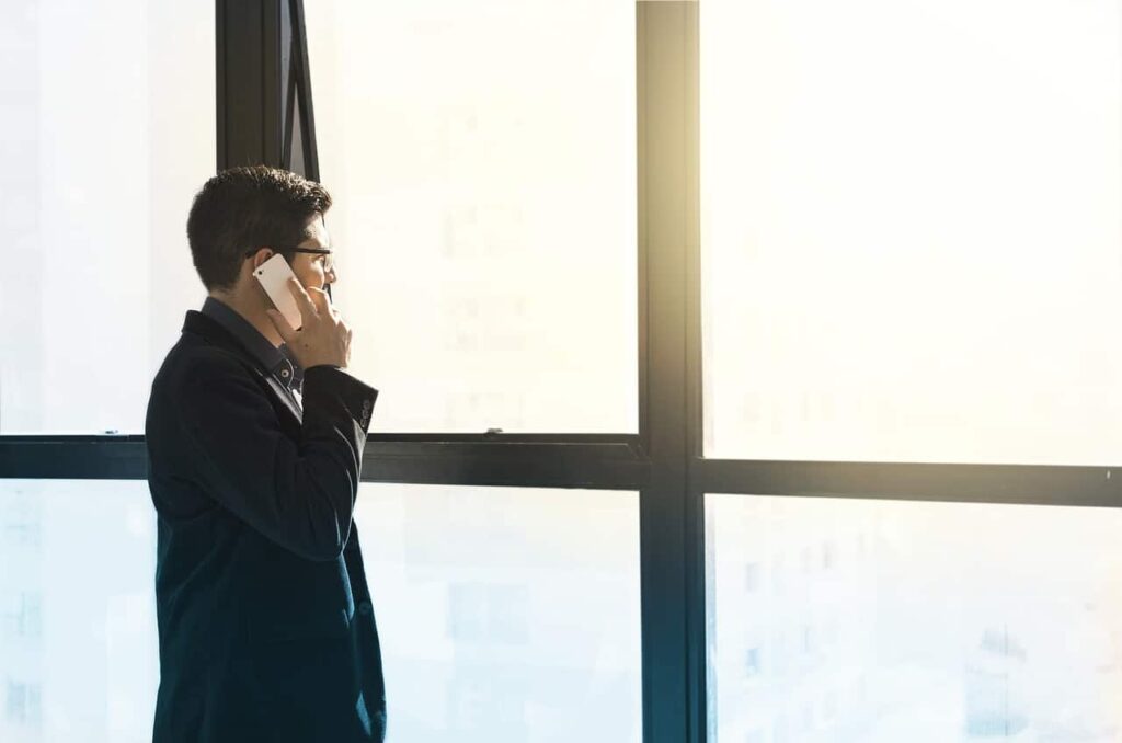 imagem de um homem falando no telefone para representar o gestor de investimentos.