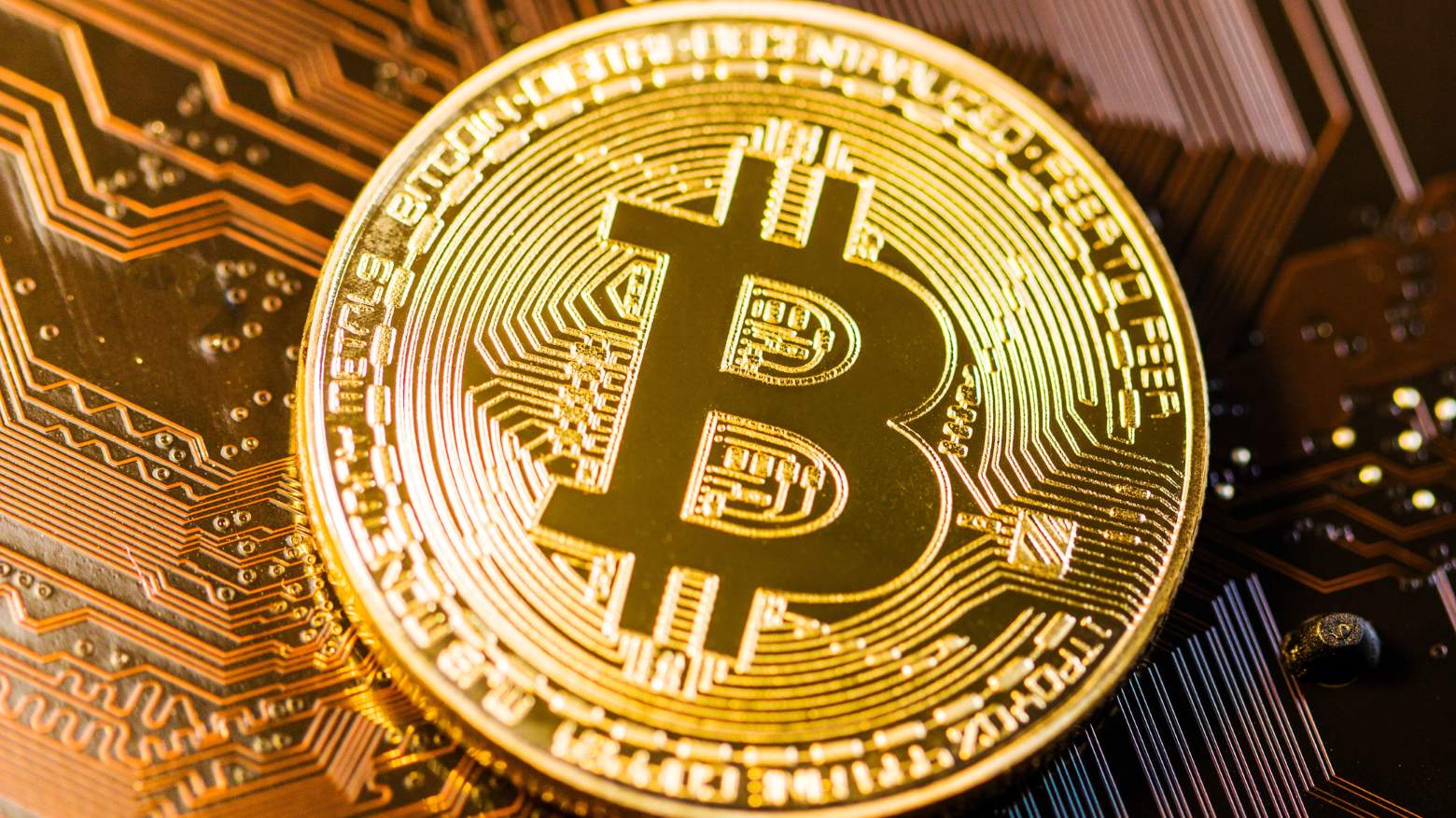 Vai virar? Bitcoin supera US$ 90 mil em meio a ataques de Trump a Powell e posse de Paul Atkins na presidência da SEC