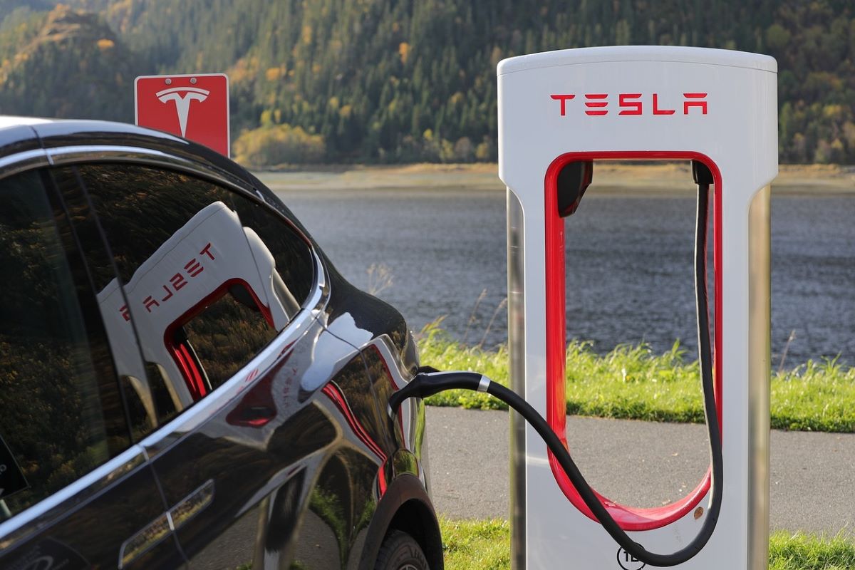 Tesla (TSLA34): ações ainda valem a pena? Veja recomendações deste analista