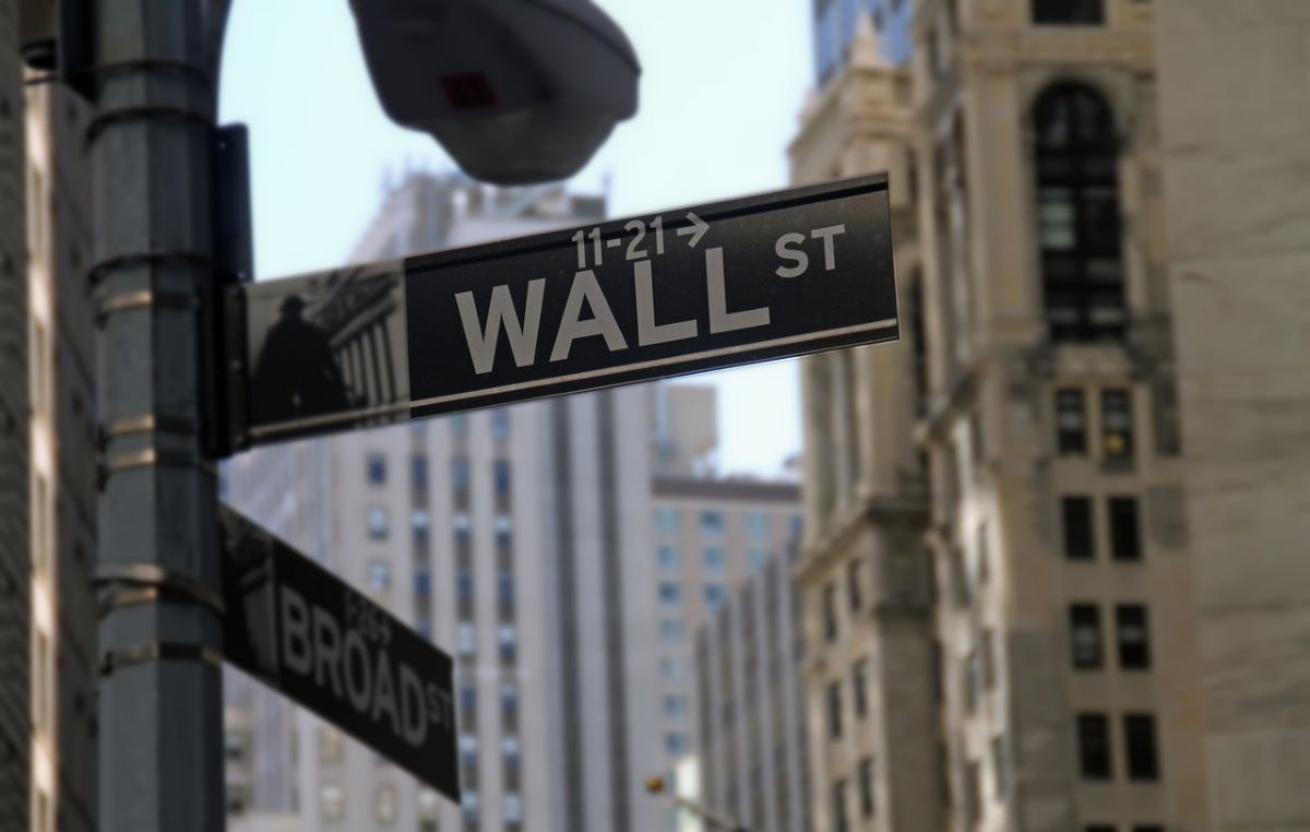 Ações em Wall Street esboçam recuperação diante de postura cautelosa do Fed; no Brasil, mercado deve passar feriado de olho no contexto internacional – veja os destaques do dia