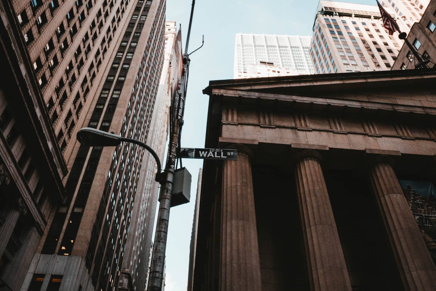 Imagem representando a Wall Street, o centro do mercado financeiro global, sede da NYSE e palco de grandes eventos históricos.
