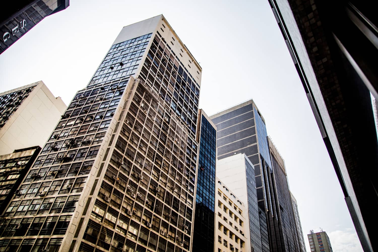 Imagem representando o mercado imobiliário, que envolve compra, venda e investimento em imóveis físicos e comerciais.