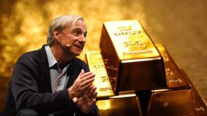 Ray Dalio volta a se pronunciar: ‘O ouro é o dinheiro mais seguro do mundo’; saiba como investir no metal agora