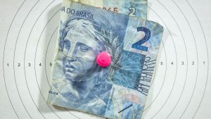 Ibovespa ‘na mira’ dos gringos, fundos imobiliários (FIIs) em queda: onde investir em abril? Veja destaques do Empiricus PodCa$t deste sábado (4)