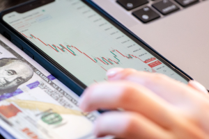 Ibovespa hoje: EUA abre audiência para discutir tarifaço no Brasil, enquanto mercado olha para ata dos juros americanos e cúpula da OTAN nesta segunda (6)